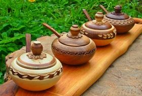 Ръчно изработена дървена солница с лъжица