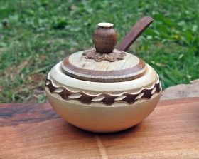 Ръчно изработена дървена солница с лъжица