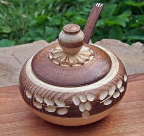 Ръчно изработена дървена солница с лъжица