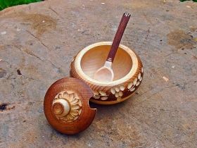 Ръчно изработена дървена солница с лъжица