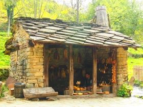 Ръчно изработена дървена солница с лъжица