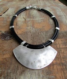 Колие от естествена кожа с метална сглобка